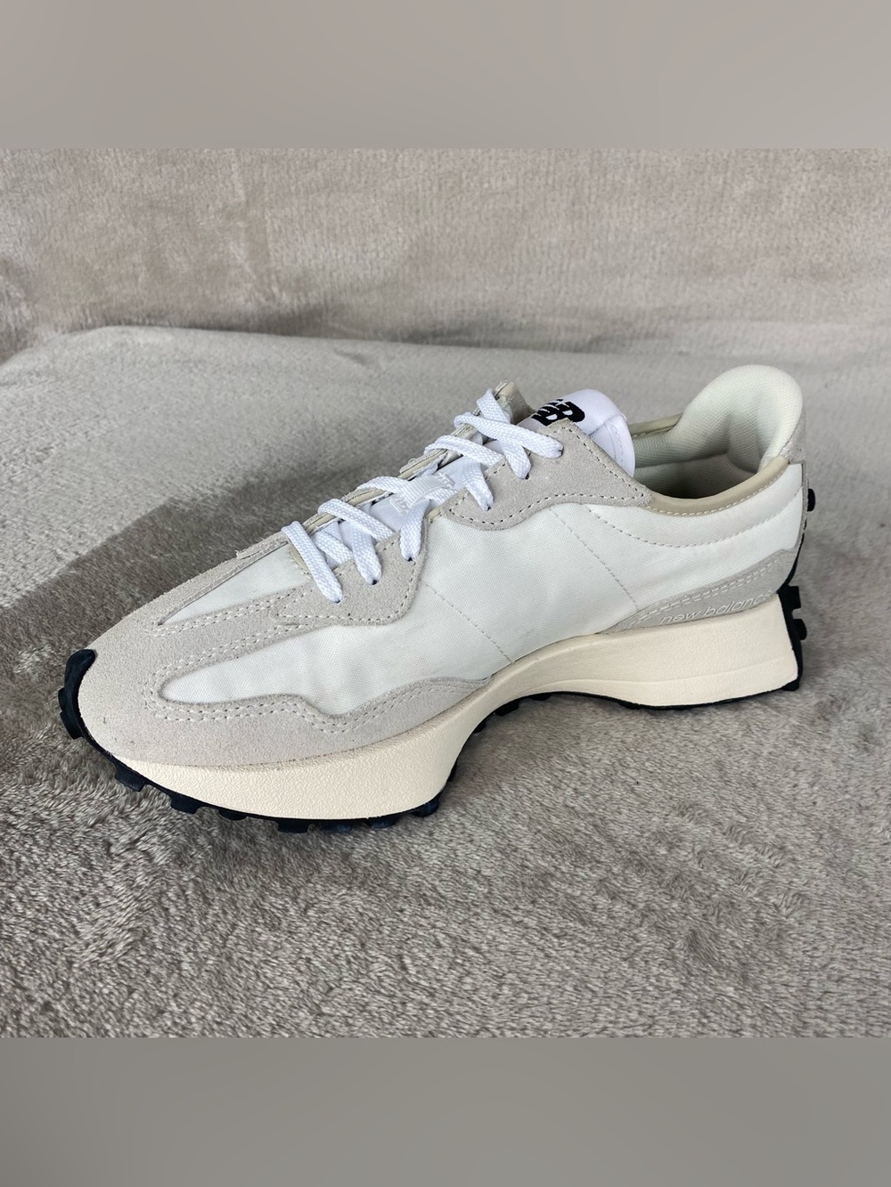 New Balance 327 Womens Shoes Size 7 Sea Salt White Black Running WS327FE NEW - Picture 4 of 9